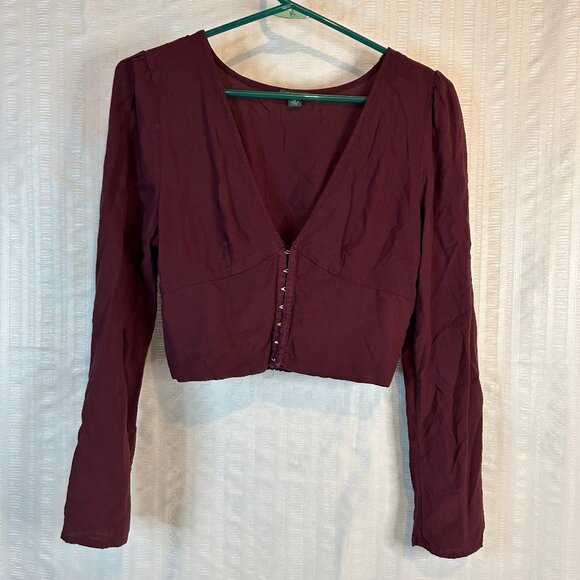 V-Neck Clasp Cropped Shirt Womens Sz Medium - Picture 1 of 10
